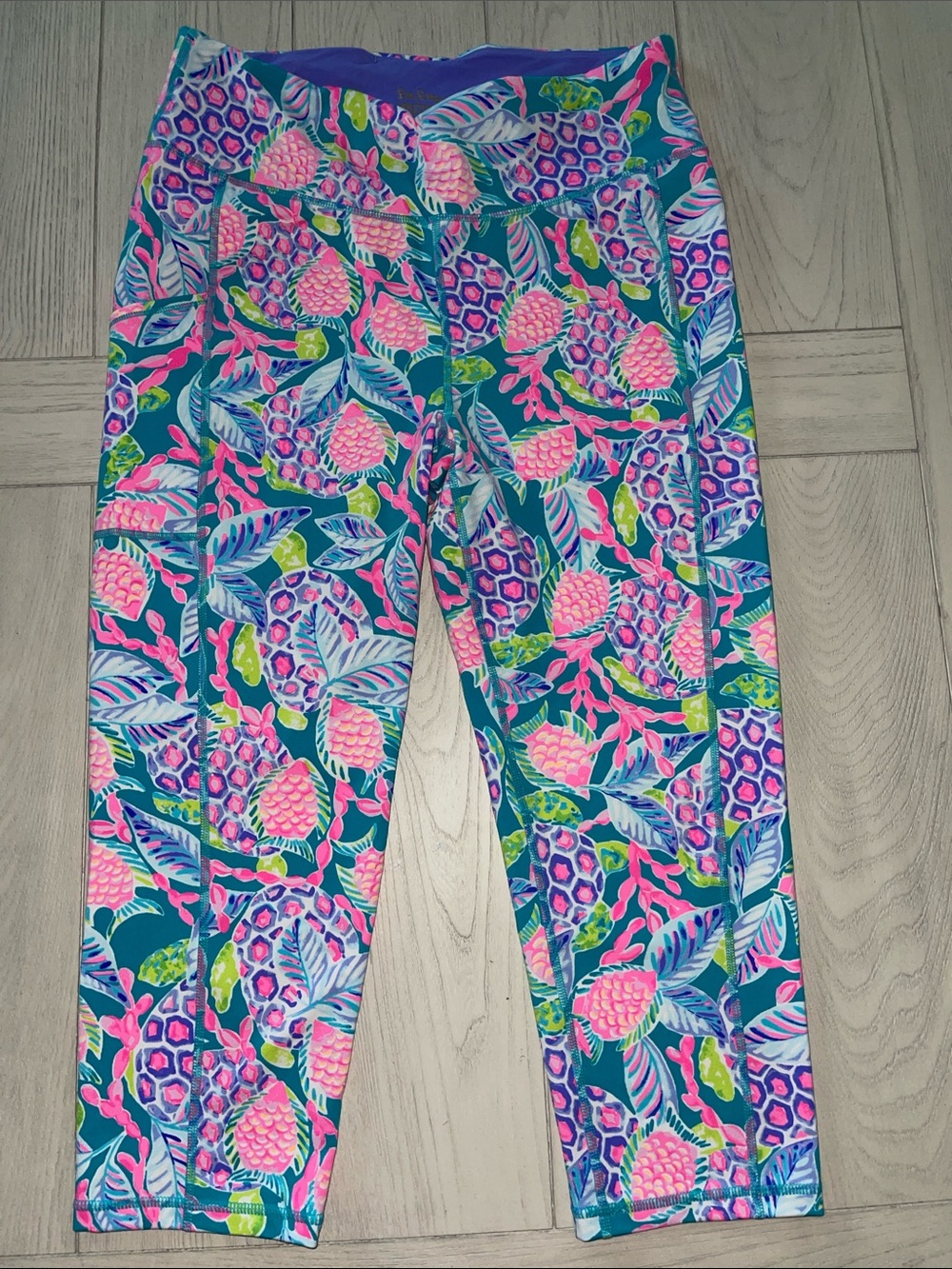Lilly Pulitzer UPF 50+ Luxletic 21’ Weekender High Rise Leggings in “Turtle wave